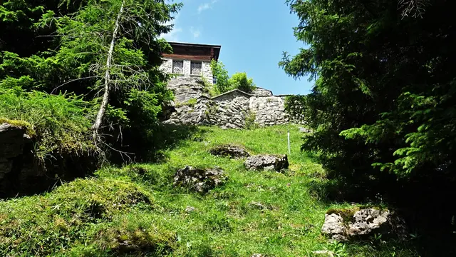 Kurzer Aufstieg über einen schmalen Pfad und Stiegen hinauf zur Josefskapelle.  ...  | Foto: © Silvia Plischek