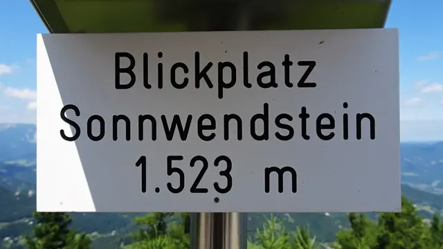 Vom Blickplatz Sonnwendstein in 1523 m Seehöhe bietet sich sowohl ein faszinierender Fernblick als auch ...  | Foto: © Silvia Plischek