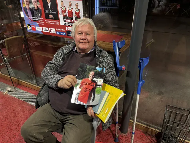 Autogrammjäger Fritz strahlte: Ein Unterschrift von „Schneckerl“ Prohaska – und der Abend war perfekt. | Foto: MeinBezirk/René Rebeiz