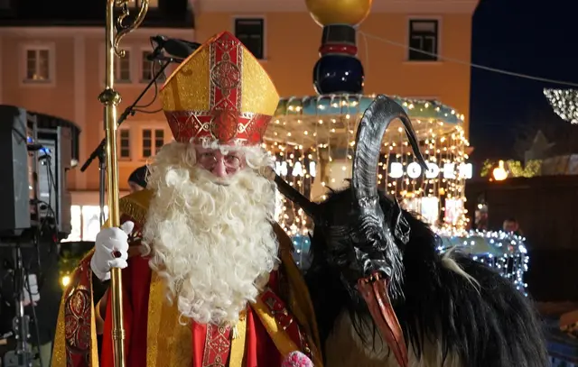 Der Nikolaus - mit im Gepäck der Krampus - bringt die Kinderaugen schon mit seiner bloßen Anwesenheit zum Leuchten - hier beim Goldenen Advent in Zwettl. | Foto: Evi Leutgeb
