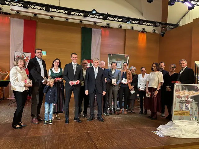 Ein Erinnerungsbild mit Wegbegleitern, Vorstandsmitgliedern und Mitarbeitern durfte nicht fehlen. | Foto: MeinBezirk/Günther Reichel