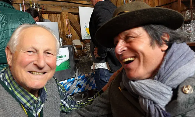 Mundmaler Paulus Ploier mit seinem Lebensretter Peter Haidinger aus Thalheim bei Wels.  | Foto: Klaus Wendling