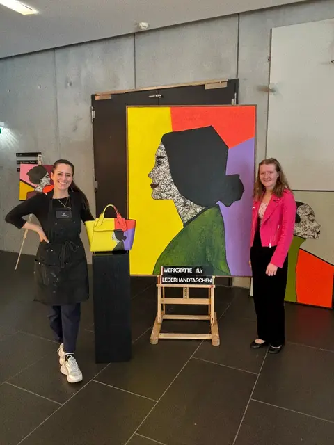 Christina Roth und ihr Lehrling Carolina Pöckl, die tatkräftig mithalf die Ledertasche zu fertigen. | Foto: Christina Roth - CR Lederwerkstatt