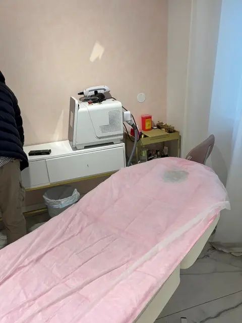 Am Donnerstag wurde die mittlerweile siebte illegale Beauty-Klinik aufgedeckt.  | Foto: Gruppe Sofortmaßnahmen