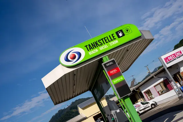 Die grüne Stadtwerke-Tankstelle sowie die neuesten E-Ladestationen der Stadt setzen ein starkes Zeichen für umweltbewusste Mobilität. | Foto: Stadtwerke Kapfenberg