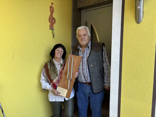 Cäcilia „Cili“ sowie Valentin Zirgoi wirken seit vielen Jahren beim Gemischten Chor Globasnitz mit. Neben Valentin wurde auch „Cilli“ Zirgoi bereits für besondere Verdienste im Sängerleben mit einer Ehrenurkunde ausgezeichnet. Sie ist bereits seit 48 Jahren Notenarchivarin beim Chor. | Foto: RegionalMedien