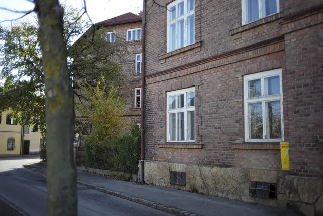 Blick auf die Ziegelhäuser in der Werksgasse mit ihren denkmalgeschützten Fassaden. | Foto: Santrucek