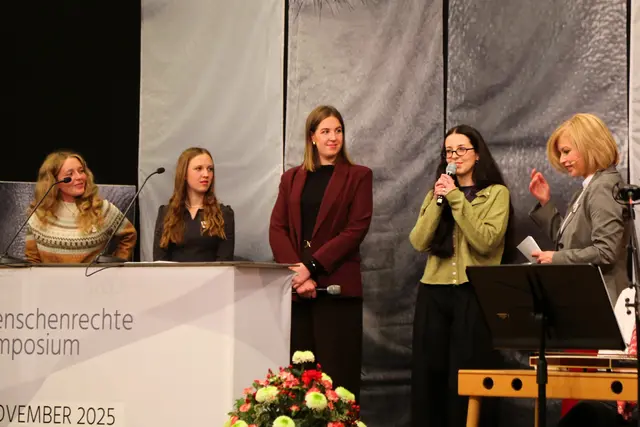 Vor teils rechtsfreiem Raum und einem schwarzen Loch, in das Betroffene auf Social Media stürzen können, warnt Fanny Eichinger. | Foto: Eckhart Herbe