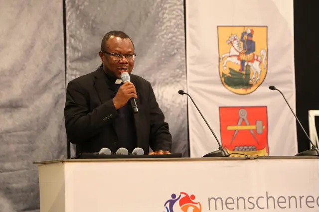 Herzliche Begrüßung durch Hausherrn Pfarrer Moses Chukwujekwu. | Foto: Eckhart Herbe