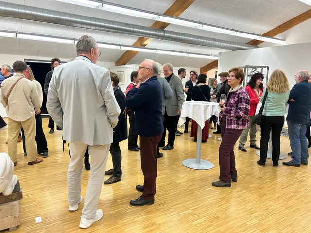 Besucher:innen bei der Eröffnung | Foto: Foto LEMU