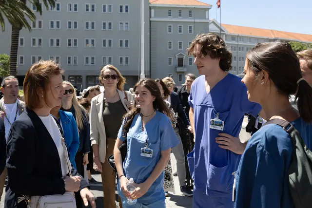 Langer-Weninger im Gespräch mit deutschen Praktikanten des Hospitals. | Foto: Margot Haag/Land OÖ