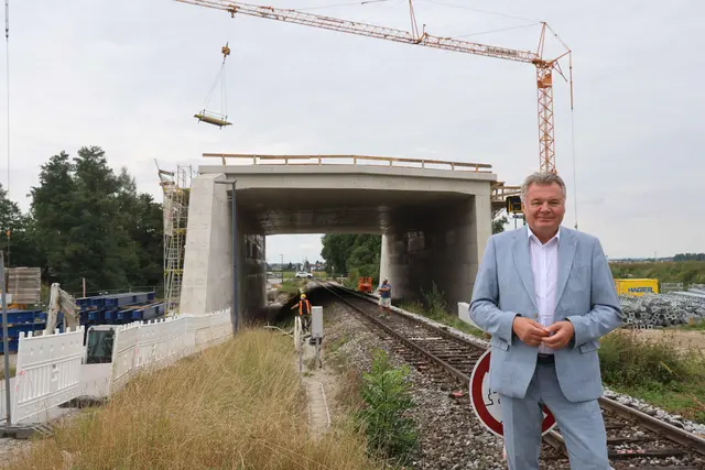 Bauarbeiten an der Umfahrung Mattighofen – im Vordergrund: Infrastruktur-Landesrat Günther Steinkellner (FPÖ). | Foto: Daniel Scharinger