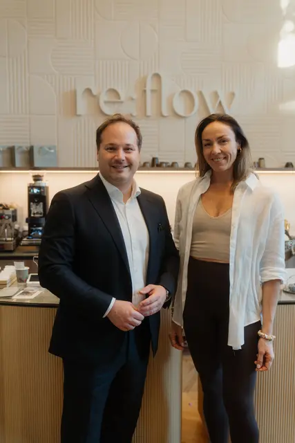 Bezirksvorsteher Daniel Resch (l., ÖVP) hob die "Bedeutung neuer, gesundheitsorientierter und gemeinschaftlicher Angebote für den Bezirk" besonders hervor. Mit dem "re:flow Vienna" hat Döbling eine neue Adresse für Yoga und Pilates. | Foto: BV19