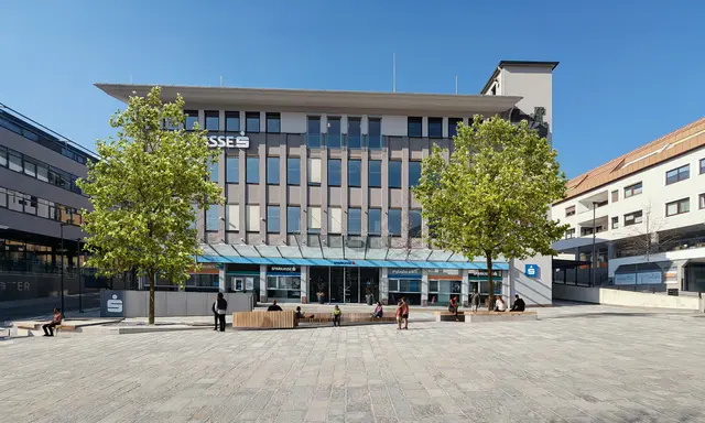 So soll der Imster Sparkassenplatz künftig aussehen. Das Grünzeug wurde verdoppelt, stylische Sitzmöbel von Michael Goidinger erdacht und geplant. | Foto: Stadt Imst/Kolp
