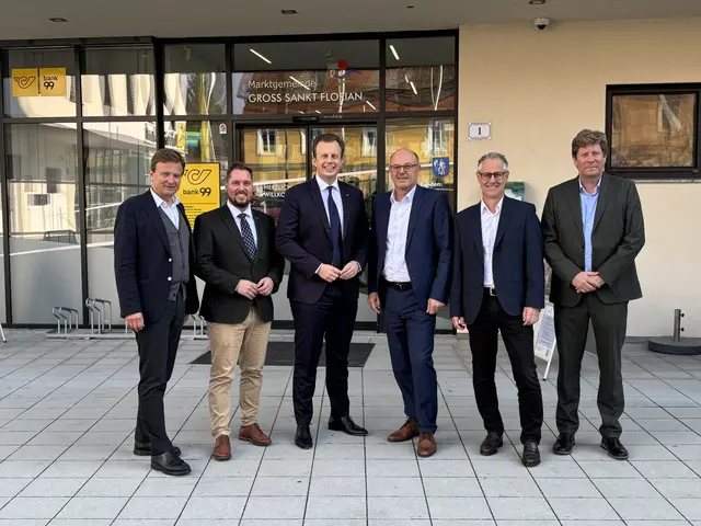 RSG-Präsentation in Groß St. Florian: Bernd Leinich (Geschäftsführer Gesundheitsfonds), Klubobmann Marco Triller, LR Karlheinz Kornhäusl, ÖGK Vorsitzender Josef Harb, ÖGK-Regionalleiter Walter Schiffmann und Wolfgang Habacher (EPIG Gesundheitsplanungsinstitut) (v.l.) | Foto: MeinBezirk/Katrin Löschnig