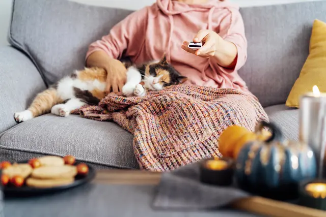 Was gibt es Schöneres, als im Lieblingspyjama auf dem Sofa zu versinken und mit einer Schale Popcorn entspannte Filmabende zu genießen? (Symbolbild) | Foto: Panthermedia/OKrasyuk