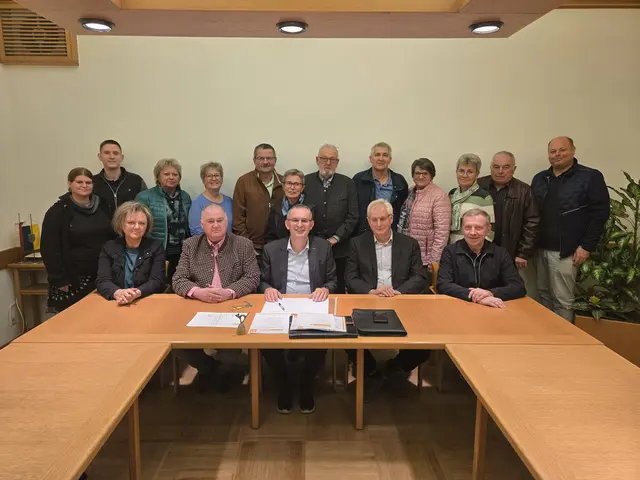 Brigitte Bauer, Werner Kronsteiner, Rudolf Mayer, Reinhard Deimel und Josef Ramharter (sitzend) mit Janine Habison, Holger Reinagel, Aloisia Mlejnek, Brigitte Irschik, Werner Liebhart, Veronika Schimani, Helmut Schuecker, Gerhard Braunsteiner, Eva Houschko, Anna Böhm, Norbert Rabl und Thomas Auer (stehend, jeweils v.l.). Nicht am Bild: Franz Fischer (Fotograf) | Foto: Hilfswerk Thayatal