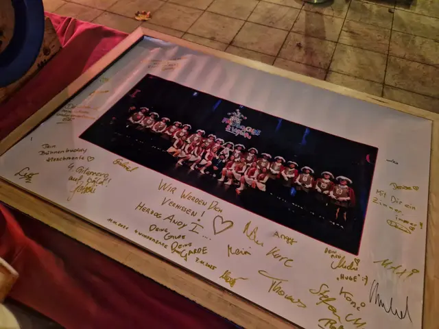 Gardemädchen und MeinBezirk-Redakteurin Lea Kainz war mittendrin und liefert ein paar Eindrücke vom Narrenwecken... | Foto: MeinBezirk