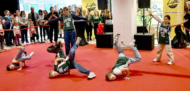 Das sind die jüngsten Tänzerinnen des Tanzstudios - und wer da mitmachen will, ist herzlich willkommen. | Foto: Hassl