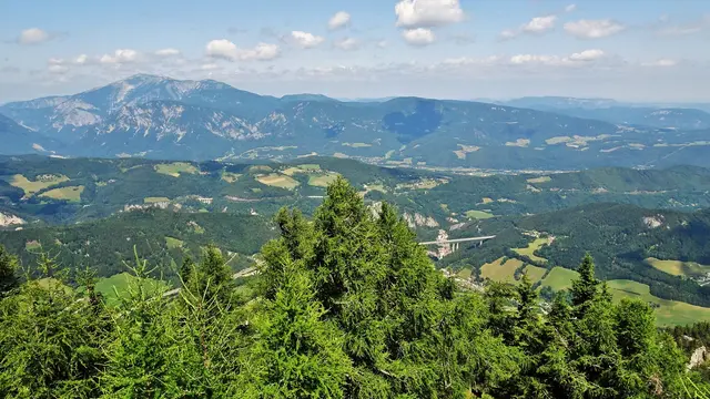 Schneeberg – rechts im Hintergrund die Hohe Wand – mittig der Kreuzberg mit der Semmeringbahnstrecke – rechts unterhalb Schottwien ...
 | Foto: © Silvia Plischek