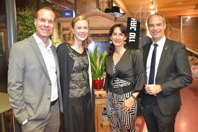 Regionalmedien Tirol Geschäftsführer Thomas Zerlauth mit Ehefrau Manuela und UNIQA-Tirol Boss Michael Zentner mit Gemahlin Stefanie. | Foto: MeinBezirk/René Rebeiz