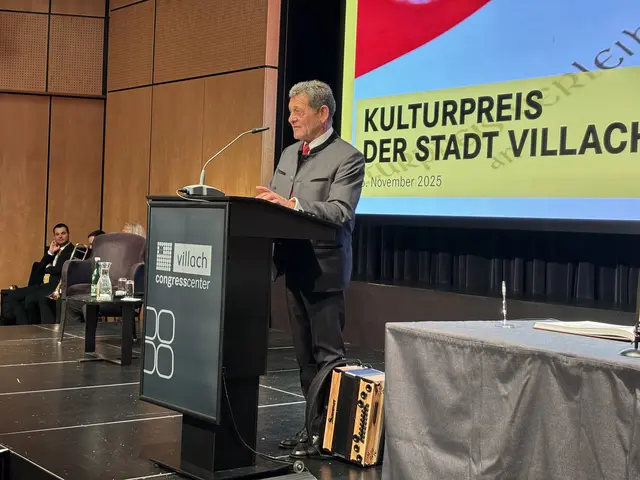 Franz Posch, ein Ehrengast des Abends, hielt eine Rede für den Villacher Kirchtag und spielte eine musikalische Hommage. | Foto: MeinBezirk/Chiara Kresse