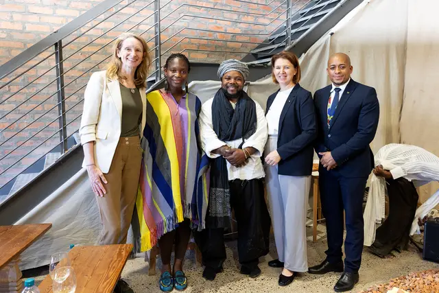 Landesrätin Michaela Langer-Weninger (2.v.re.) und österreichs Botschafterin, Romana Königsbrun(li.), beim Besuch eines afrikanischen Keramikstudios. | Foto: Margot Haag/Land OÖ