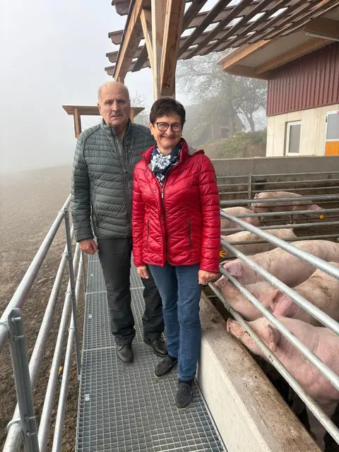Franz und Inge Schadauer vor dem Tierwohl-Stall. | Foto: Wurz