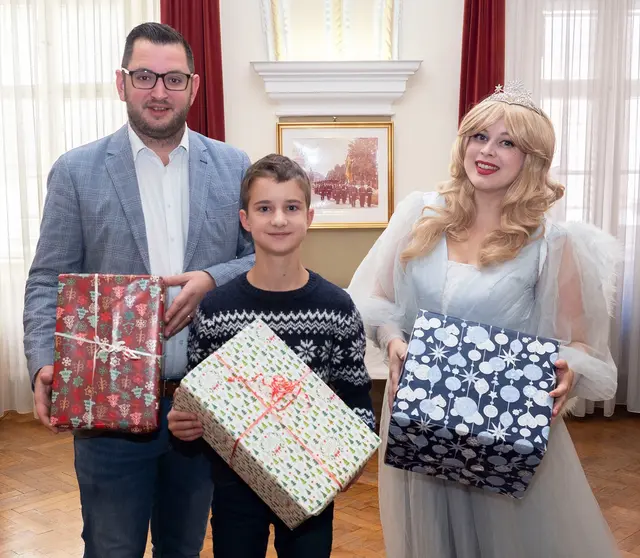 FPÖ-Sozialstadtrat Philipp Gerstenmayer, Benjamin Dietl und Christkind Julia Nusko. | Foto: Stadt Wiener Neustadt/Maurer