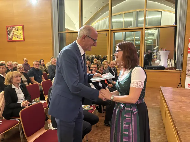 LH Mattle konnte von Alexandra Posch das erste Exemplar der druckfrischen Jubiläumsschrift entgegennehmen. | Foto: MeinBezirk/Günther Reichel