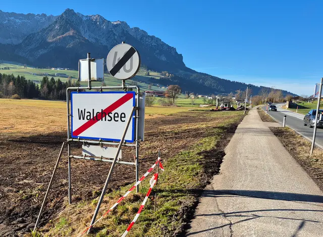 In Walchsee wurden in der Nacht auf Allerheiligen drei Ortseinfahrtstafeln entwendet. | Foto: ZOOM.Tirol