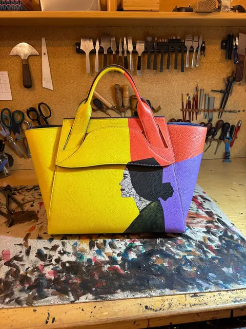 Die Ledertasche war eine technische Herausforderung für Christina Roth. Zwei Punkte waren schwierig: Einerseits den Druck so realistisch wie möglich hinzubekommen, auch dass es hochwertig und nicht künstlich ausschaut. Andererseits, dass die Formen und Linien durch die Taschen durchlaufen und dass Henkel, Seitenteile und die Tasche von den Farben zusammenpassen. | Foto: Christina Roth - CR Lederwerkstatt