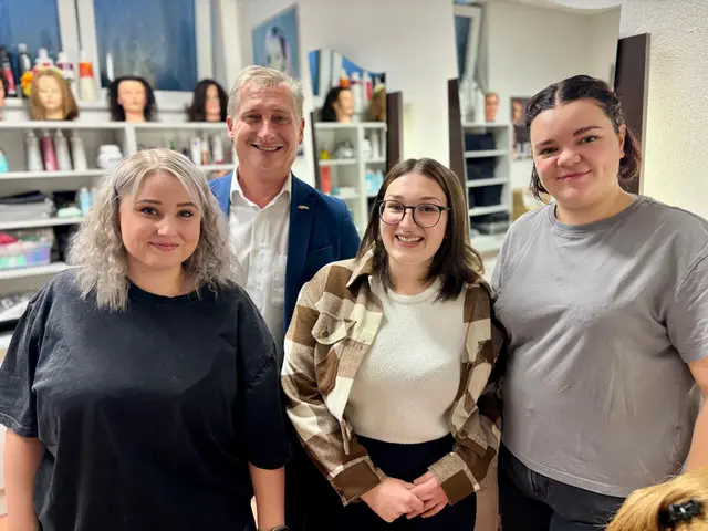 Andreas Riedl von der Arbeiterkammer besuchte alle Spaten der Ausbildung. | Foto: Markus Kahrer