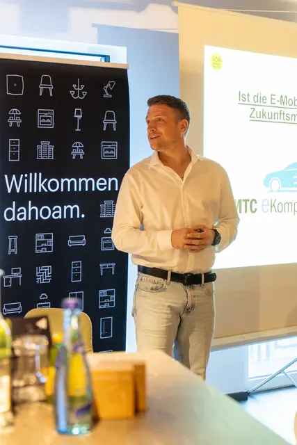 Andreas Waldhart präsentierte E-Autos als Zukunft für Unternehmen. | Foto: Andreas Waldhart präsentierte E-Autos als Zukunft für Unternehmen.