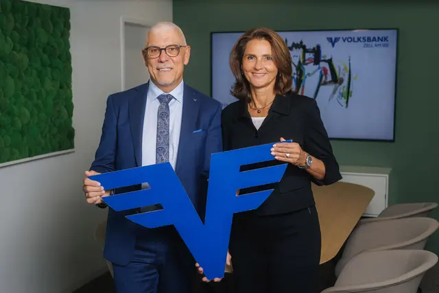 Alexander Radlwimmer übergibt die Filialleitung der Volksbank Zell am See an seine Kollegin Irene Ludwig. | Foto: Volksbank Salzburg