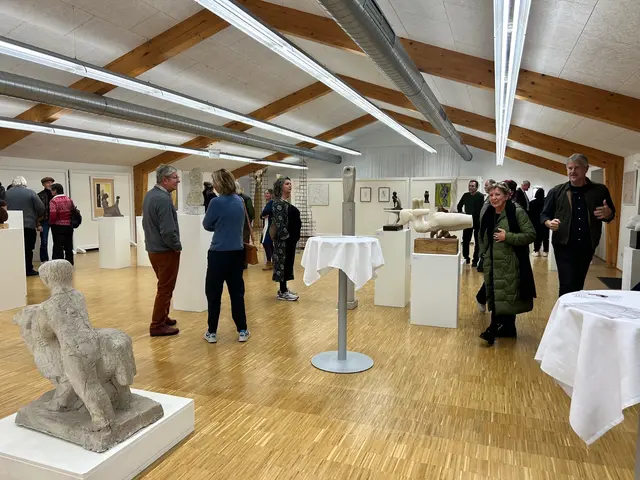 Besucher:innen bei der Eröffnung | Foto: Foto LEMU