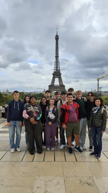 Schülerinnen und Schüler der 7. Klassen mit Organisatorin Prof. Sabine Schügerl (re) | Foto: zVg.