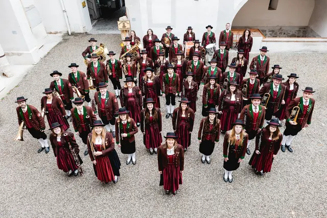 Die Stadtkapelle Traismauer in ihrer dunkelroten Tracht.  | Foto: David Schreiber