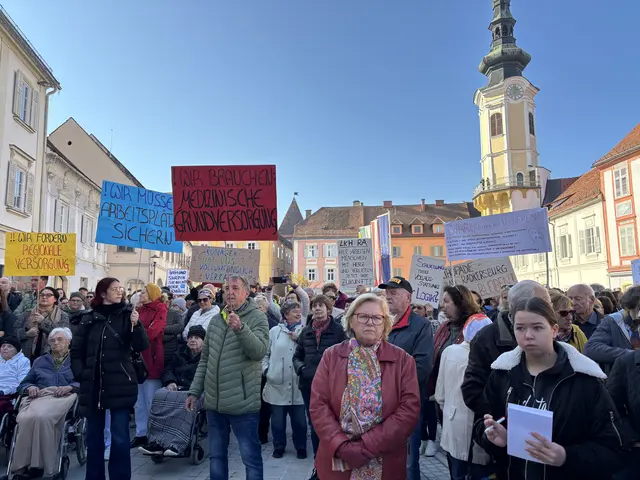 „Das LKH muss bleiben“ stimmen sich die Menschen darauf ein, während sie auf die Ankunft der Landespolitiker warten. | Foto: MeinBezirk/Gerda Sammer-Schmidt