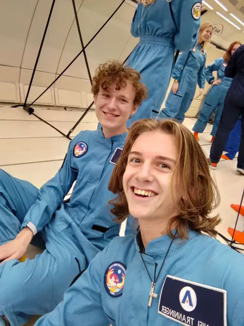 Daniel Tranninger (Vordergrund) beim Parabelflug. | Foto: Daniel Tranninger