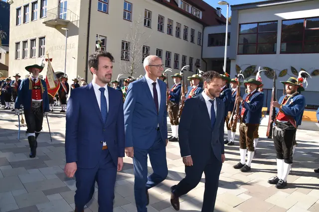 Für Bildungsminister Christoph Wiederkehr (l.) war es der erste Landesübliche Empfang. Er lernte dabei: Die Tiroler trinken das Schnapsl schon vor den Reden und Ehrensalven in Innenhöfen können laut sein. | Foto: Kainz