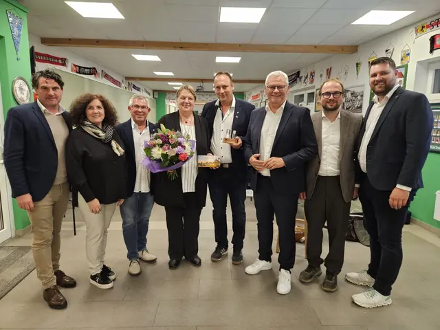 (v.l.) Landesparteiobmann Christoph Zarits, Frauenchefin Regina Lackner, Gemeinderat Hermann Nährer, Heidi Hahnekamp mit dem neuen Ortsparteiobmann Stefan Lichtscheidl, Bürgermeister Thomas Steiner, Vizebürgermeister Istvan Deli und Landesgeschäftsführer Stefan Rath. | Foto: ÖVP Eisenstadt