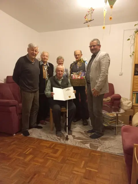 Alois Weinberger, Erna Sauer, Paula Altrichter, Kurt Kainz und Werner Liebhart (v.l.) mit Jubilar Kurt Kainz | Foto: Gemeinde Pfaffenschlag