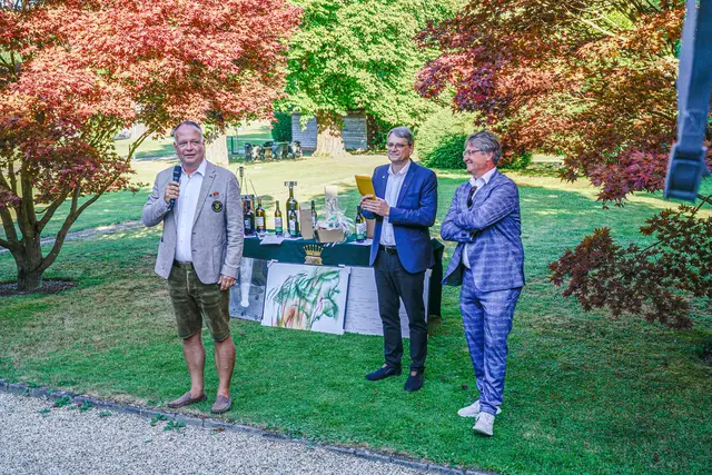 Kiwanis-Charitygolfturnier: Organisator Michael Spath mit Präsident Harald Kager und Eugen Roth bei der Preisverleihung. (v.r.) | Foto: Kiwanis Club Leibnitz