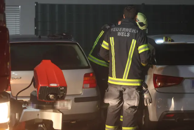 Nur durch Zerbrechen der Seitenscheibe konnte ein Kleinkind aus einem Auto in Wels-Vogelweide befreit werden. | Foto: laumat.at