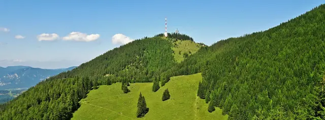 Aufgrund seiner pyramidenähnlichen Form und weithin sichtbaren Sendeanlage im Gipfelbereich ist der Sonnwendstein aus allen Himmelsrichtungen von nah und fern eindeutig erkennbar. | Foto: © Silvia Plischek