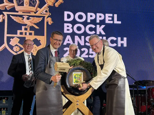 Wirtschaftsdirektor Wolfgang Dobretzberger, Landesrat Markus Achleitner, Kämmerer Markus Rubasch und Abt Lukas Dikany beim Anstich. 