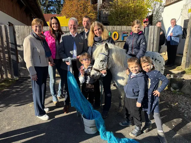 Am Lichtblickhof gibt es nun fließendes Wasser aus der Wasserleitung. Roswitha Zink (4.v.r.) freute sich, viele Ehrengäste begrüßen zu dürfen. | Foto: Tanja Handlfinger