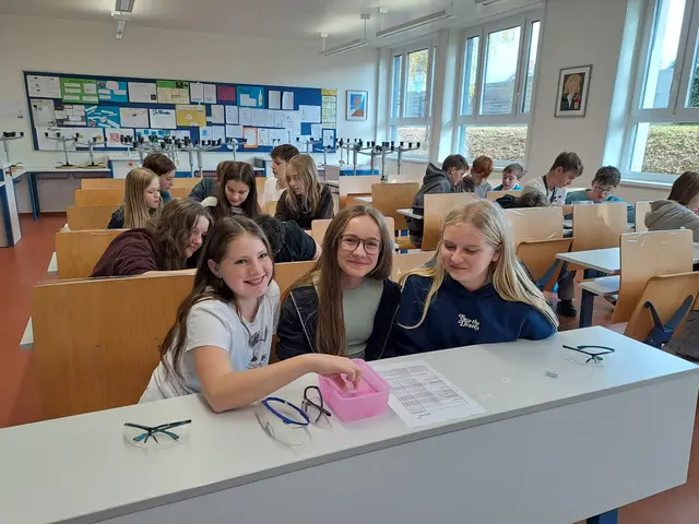 Die dritten Klassen der Mittelschule Wartberg an der Krems beschäftigten sich im Rahmen des MINT-Unterrichts einen ganzen Nachmittag lang mit Kunststoffen. | Foto: MINT MS Wartberg