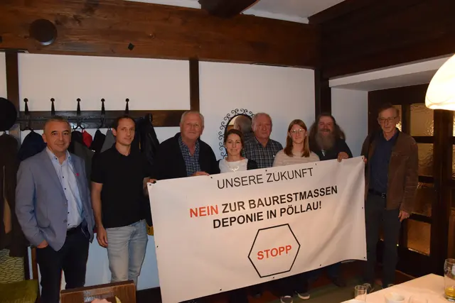 Bürgerinnen und Bürger sowie Neos-Gemeinderat Christian Reinstadler (links) und Grüne-Gemeinderat Thomas Fuchs (rechts) trafen sich, um rund über das Projekt Baurestmassendeponie zu diskutieren und informieren. | Foto: MeinBezirk/Leonie Herrmann